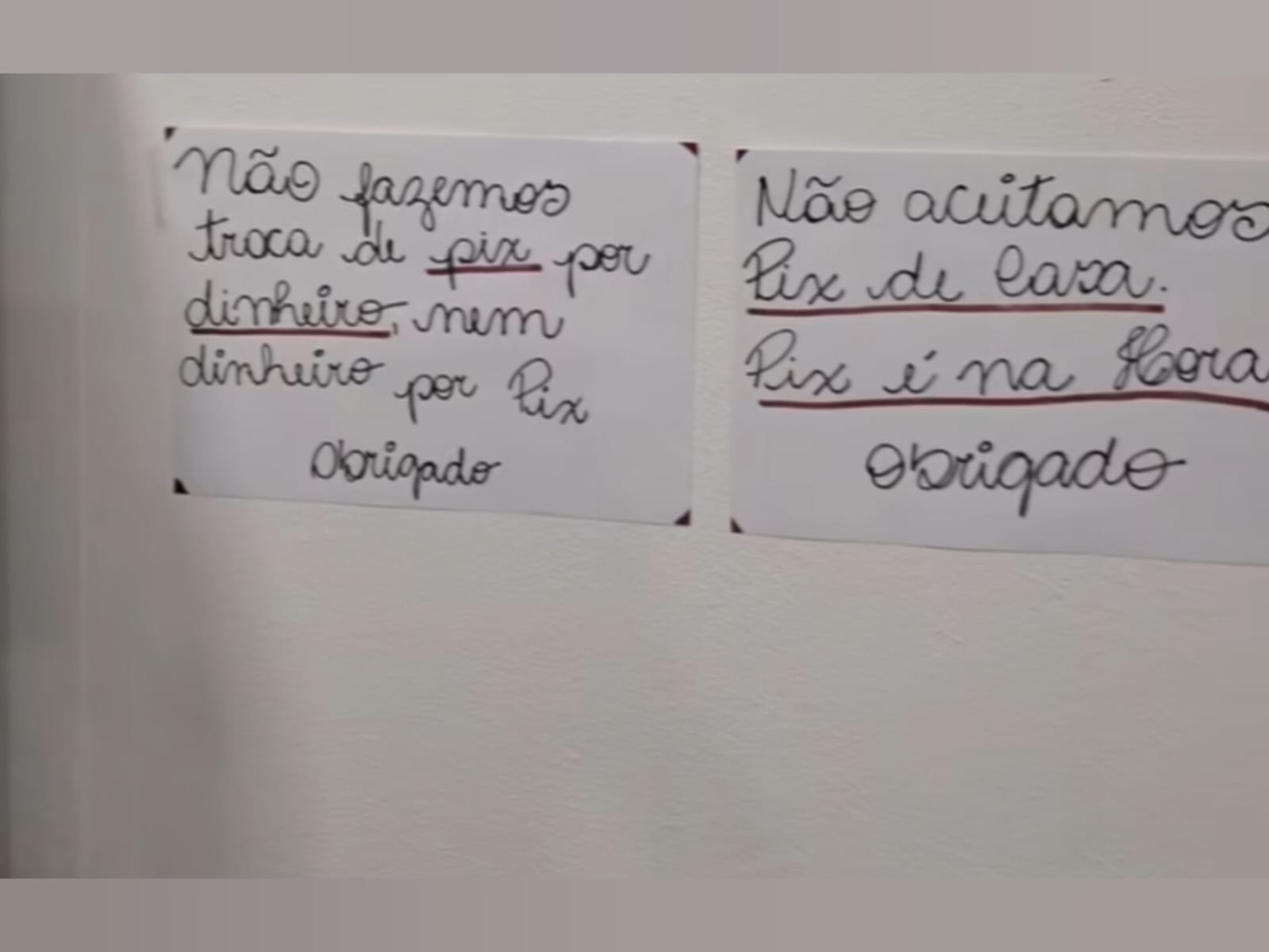 Placas chamam atenção de moradores que vão ao mercado fazer compras