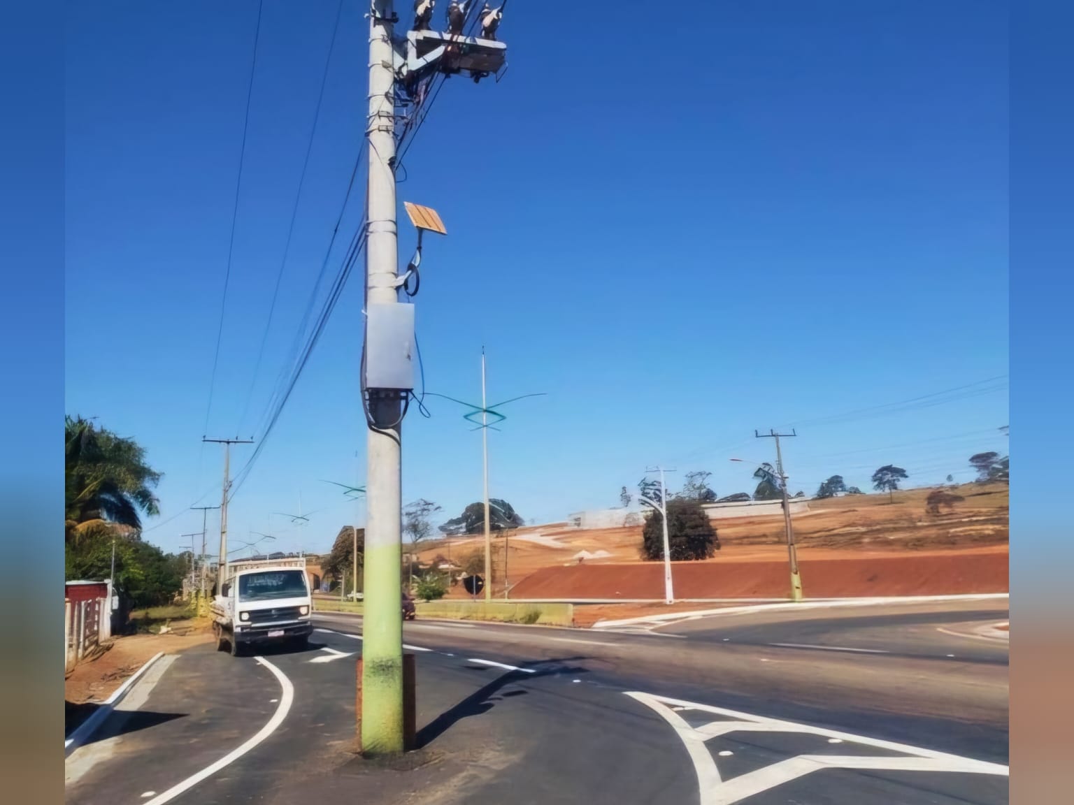 Poste foi mantido bem no meio de uma pista de saída da GO-070. (Foto: Reprodução)