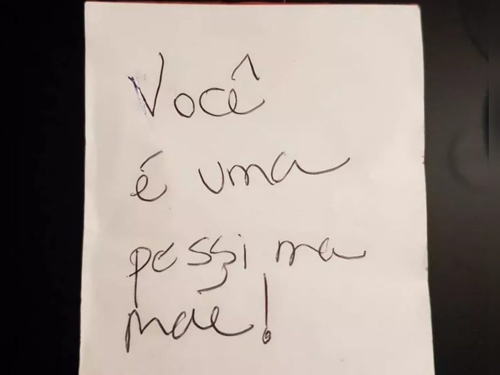 Mãe desabafa após receber recado desagradável em restaurante durante jantar com a família