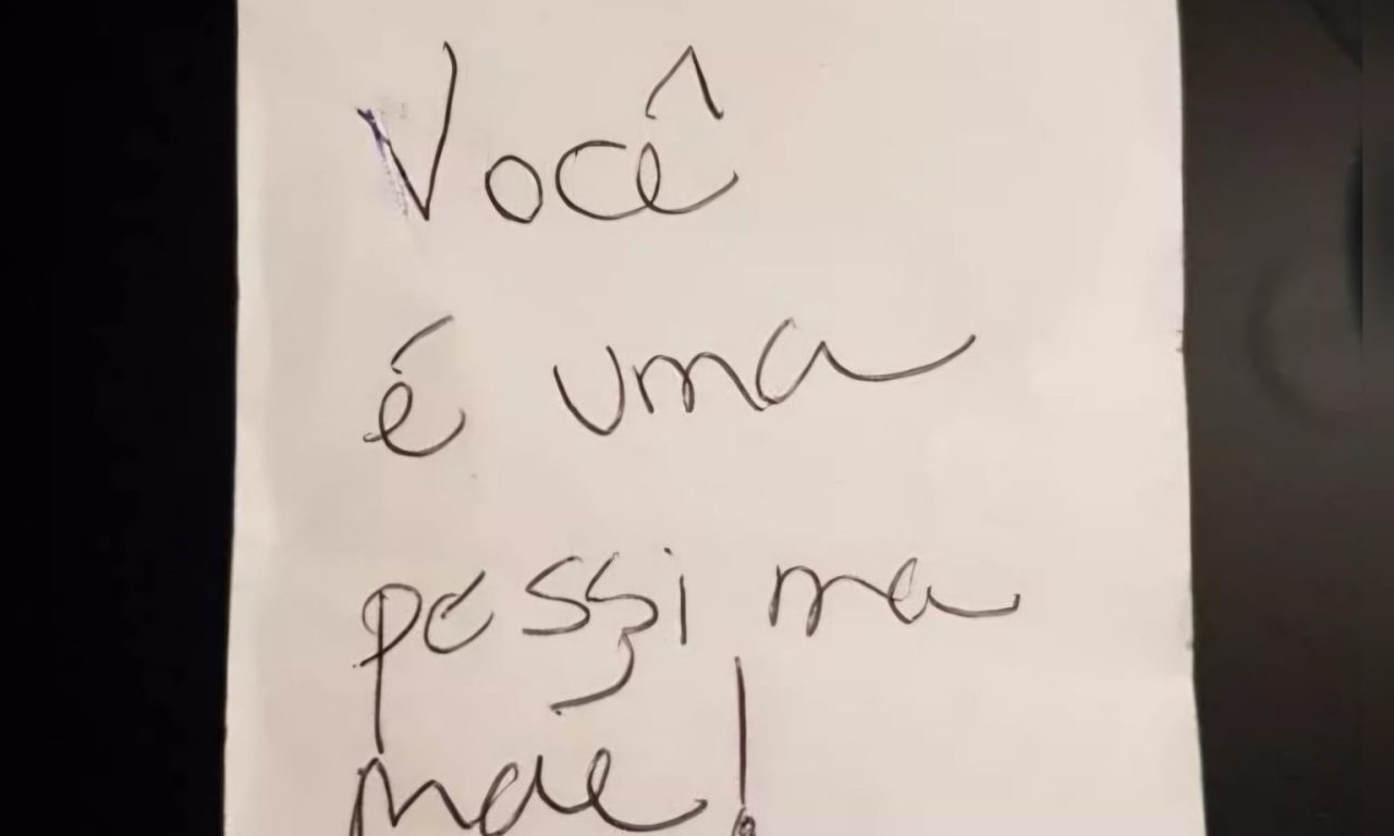 Mãe desabafa após receber recado desagradável em restaurante durante jantar com a família