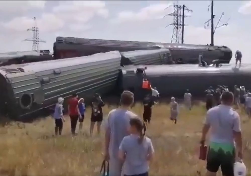 Trem se chocou contra caminhão na Rússia. (Foto: Captura/ Redes Sociais) 