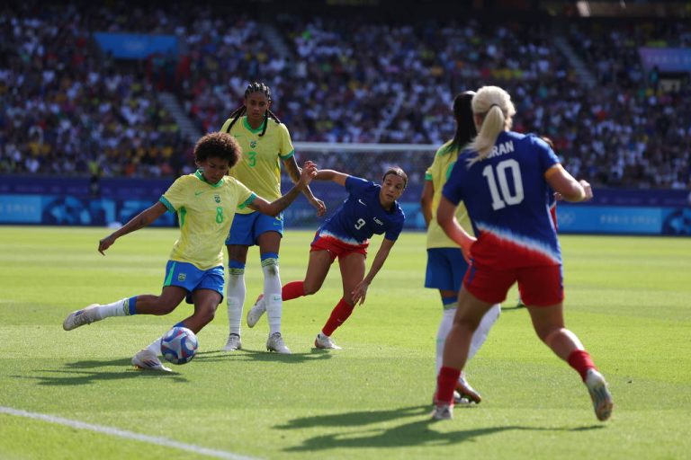 Seleção feminina de futebol é novamente superada pelos EUA e fica com a prata