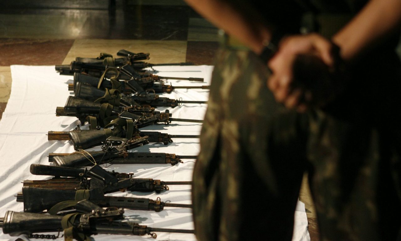 Apresentação de armas que foram roubadas de um quartel do Exército e acabara, sendo recuperadas, no Rio de Janeiro (RJ). As armas, dez fuzis e uma pistola foram negociadas sigilosamente com integrantes do Comando Vermelho.