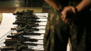 Apresentação de armas que foram roubadas de um quartel do Exército e acabara, sendo recuperadas, no Rio de Janeiro (RJ). As armas, dez fuzis e uma pistola foram negociadas sigilosamente com integrantes do Comando Vermelho.