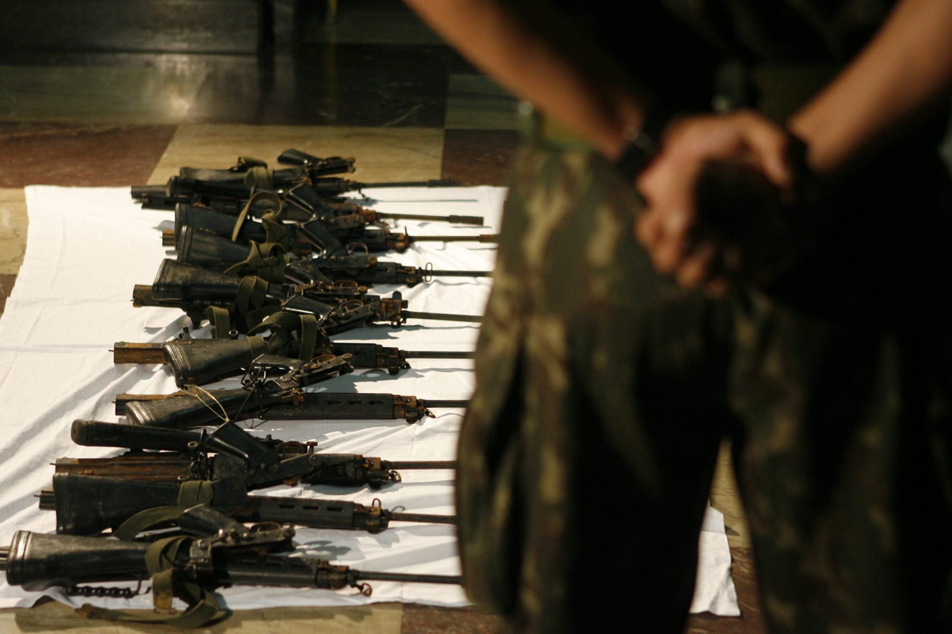 Apresentação de armas que foram roubadas de um quartel do Exército e acabara, sendo recuperadas, no Rio de Janeiro (RJ). As armas, dez fuzis e uma pistola foram negociadas sigilosamente com integrantes do Comando Vermelho.