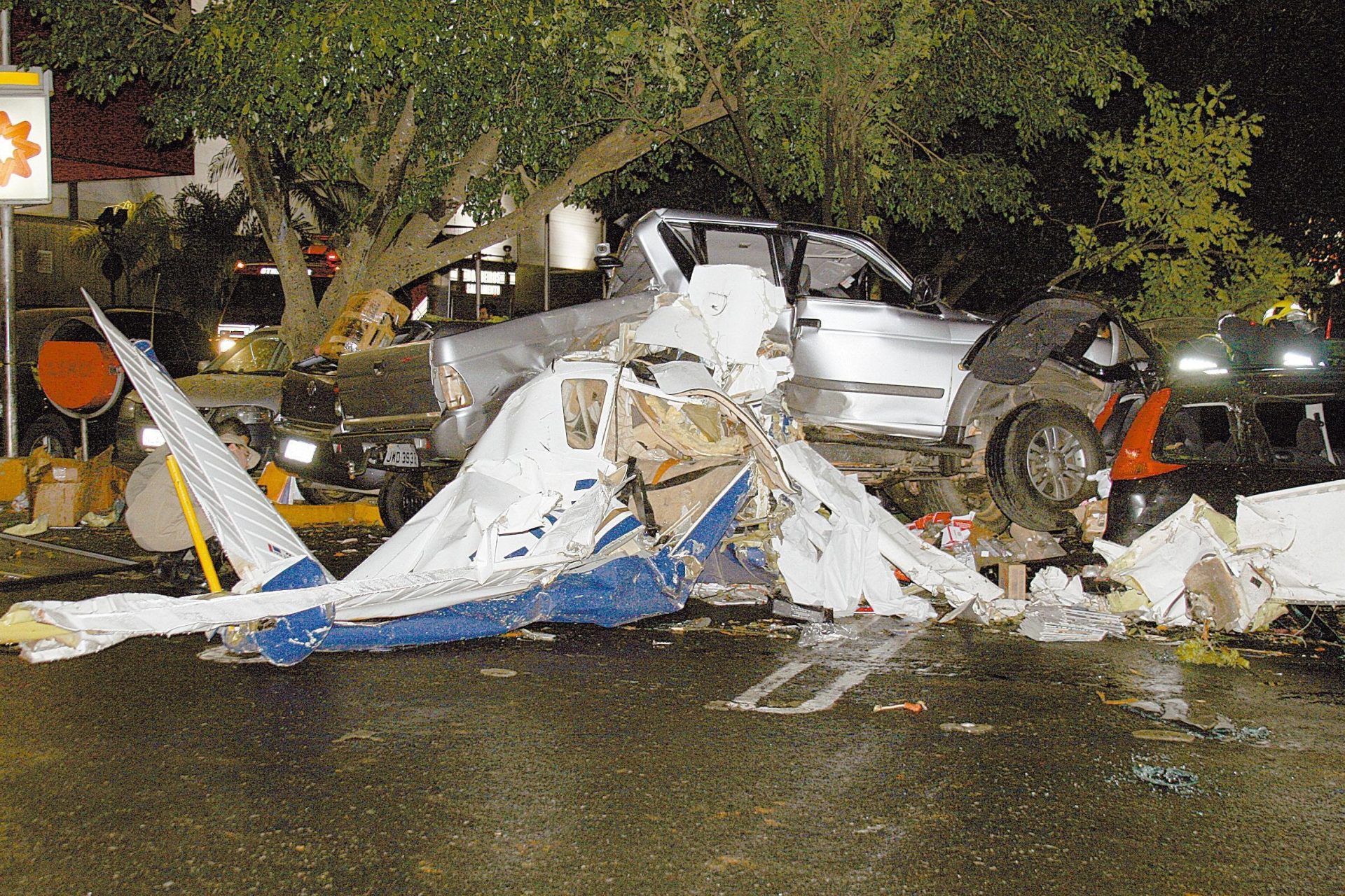 Avião monomotor caiu no shopping Flamboyant, em Goiânia. (Foto: Edvaldo Ayala/Folhapress)