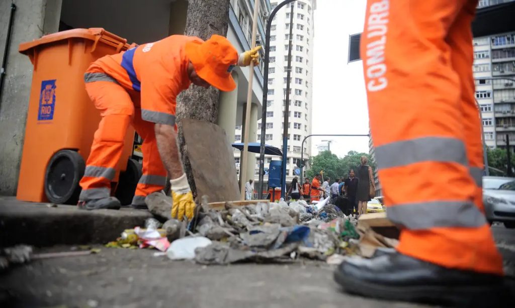 Piso para garis ganha sinal verde e salário-base pode ir para R$ 3 mil, com 40% de insalubridade