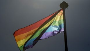 Um levantamento feito com as 26 capitais estaduais brasileiras mostrou que apenas duas delas (Fortaleza e Salvador) possuem os pilares básicos de políticas voltadas para a população LGBTI+, que consistem na existência de um órgão gestor, um conselho, planos e programas municipais voltados para essa população. O mapeamento, feito pela Aliança Nacional LGBTI+ e pelo Grupo Arco-Íris, foi divulgado nesta quinta-feira (8). De acordo com os organizadores do estudo, o objetivo é mapear essas políticas públicas consideradas básicas, chamadas de “tripé da cidadania LGBTI+”. O órgão gestor é uma secretaria, subsecretaria ou coordenação dentro da estrutura da prefeitura voltada especificamente para formular e executar políticas. Já o conselho é um órgão colegiado formado por governo e sociedade civil com natureza deliberativa. Por fim, o terceiro pilar do tripé se subdivide em um plano com ações e metas para enfrentamento da LGBTfobia e promoção da cidadania para essa população; e em um programa implementado para atendimento e acolhimento dessas pessoas. Esse terceiro pilar também analisa se há um orçamento para execução desse plano e desse programa previsto na Lei Orçamentária Anual (LOA) e no Plano Plurianual (PPA). “Ainda temos muito a cobrar e nos articular, enquanto sociedade, para que os governos atinjam indicadores de pleno desenvolvimento das políticas públicas para a comunidade LGTBI+, pelo menos o pleno desenvolvimento desse tripé da cidadania, que seria o básico”, afirma Cláudio Nascimento, diretor da Aliança Nacional LGBTI+, que coordenou o mapeamento junto com o pesquisador Rogerio Sganzerla. Em relação à existência de um órgão gestor, o mapeamento constatou que a estrutura existe em 15 capitais, mas apenas nove delas possuem diretrizes no PPA 2022-2025 e sete têm previsão orçamentária na LOA 2024. Conselhos municipais são encontrados em 13 capitais, dos quais dez são protegidos por leis ordinárias. Somente duas cidades, Florianópolis e Salvador, possuíam destinação exclusiva a esse órgão em sua LOA 2024. Apenas seis das 15 capitais com órgão gestor municipal possuem programa voltado para implementação das políticas públicas. Um número ainda menor (três) dispõem de um plano voltado para o planejamento setorial de curto, médio e longo prazo com aprimoramento e aprofundamento da organização e implementação de políticas públicas. Oito capitais não possuem nenhum desses pilares, sendo seis na região Norte (Boa Vista, Macapá, Manaus, Palmas, Porto Velho e Rio Branco) e dois no Nordeste (Aracaju e São Luís). Além das políticas básicas, o mapeamento avaliou a existência de legislação sobre nove direitos e garantias à população LGTI+: nome social para travestis e transexuais; sanções por preconceito em relação a sexo ou orientação sexual; datas comemorativas; vedação de contratação de profissionais ou espetáculos homofóbicos; reconhecimento de entidades históricas; obrigação de fixação de cartaz sobre punição a discriminação; selo da diversidade; incentivo fiscal em projetos sociais; e obrigação de registros de violência. Palmas, São Luís, Rio Branco, Macapá e Boa Vista não possuem nenhuma legislação para qualquer um desses nove direitos e garantias. Ranking O levantamento, que faz parte do programa Atena, também atribuiu notas, de 1 a 5, com base na qualidade de vários indicadores das políticas e da legislação dessas capitais. Nenhuma capital chegou a um patamar considerado “excelente”. São Paulo, apesar de não possuir nenhum plano municipal, obteve o melhor desempenho entre todas as capitais, com uma média de 3,30 pontos. Além de São Paulo, apenas Salvador (3,71), Natal (3,27) e Maceió (3,00) conseguiram ficar no patamar “bom” (3 pontos ou mais). Completam a lista das dez capitais com maiores notas Recife (2,93), Florianópolis (2,85), Fortaleza (2,75), Belo Horizonte e João Pessoa (2,64) e Belém (2,55). Doze capitais ficaram em um patamar “insuficiente” (abaixo de 2 pontos), das quais cinco capitais receberam a nota mínima (1,00), por não possuírem nenhuma política das políticas básicas nem legislações específicas: Palmas, São Luís, Rio Branco, Macapá e Boa Vista. “Nenhuma capital atingiu ‘excelente’. Isso traz um alerta para os governos, de que precisam ter um conjunto de estratégias para responder a esse indicador tão frágil. No fim das contas, o indicador não é só um dado frio, abstrato. Isso significa que não estão chegando políticas públicas na população. Com isso, não se permite acesso aos serviços de maneira igualitário e continuam os quadros sistêmicos de opressão, de discriminação”, conclui Nascimento. Edição: Valéria Aguiar