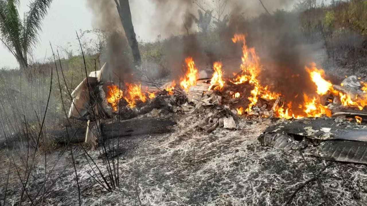 Avião de pequeno porta cai em fazenda. (Foto: Reprodução)