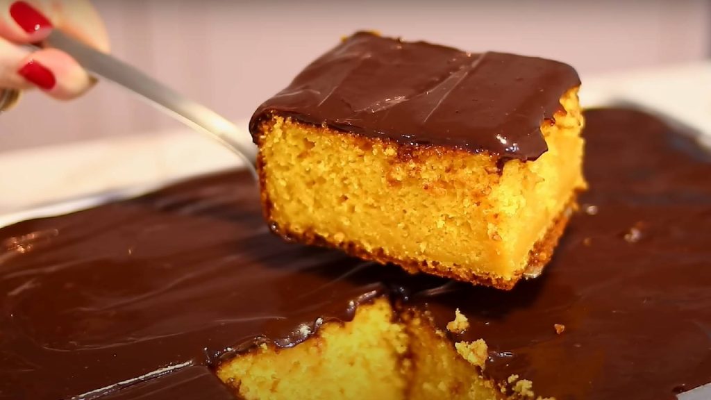 Receita fácil de bolo de cenoura com chocolate para o lanche da tarde