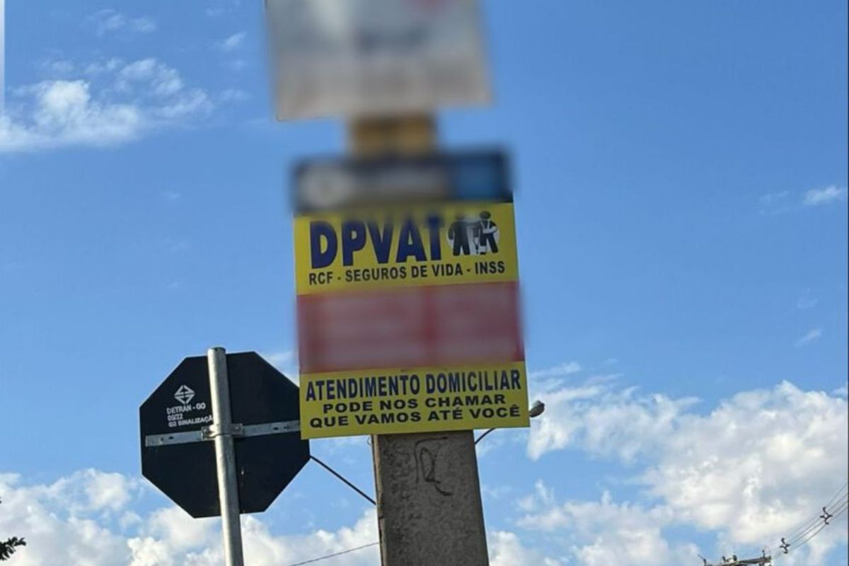 Placa chamou a atenção dos advogados. (Foto: Reprodução/Rota Jurídica)