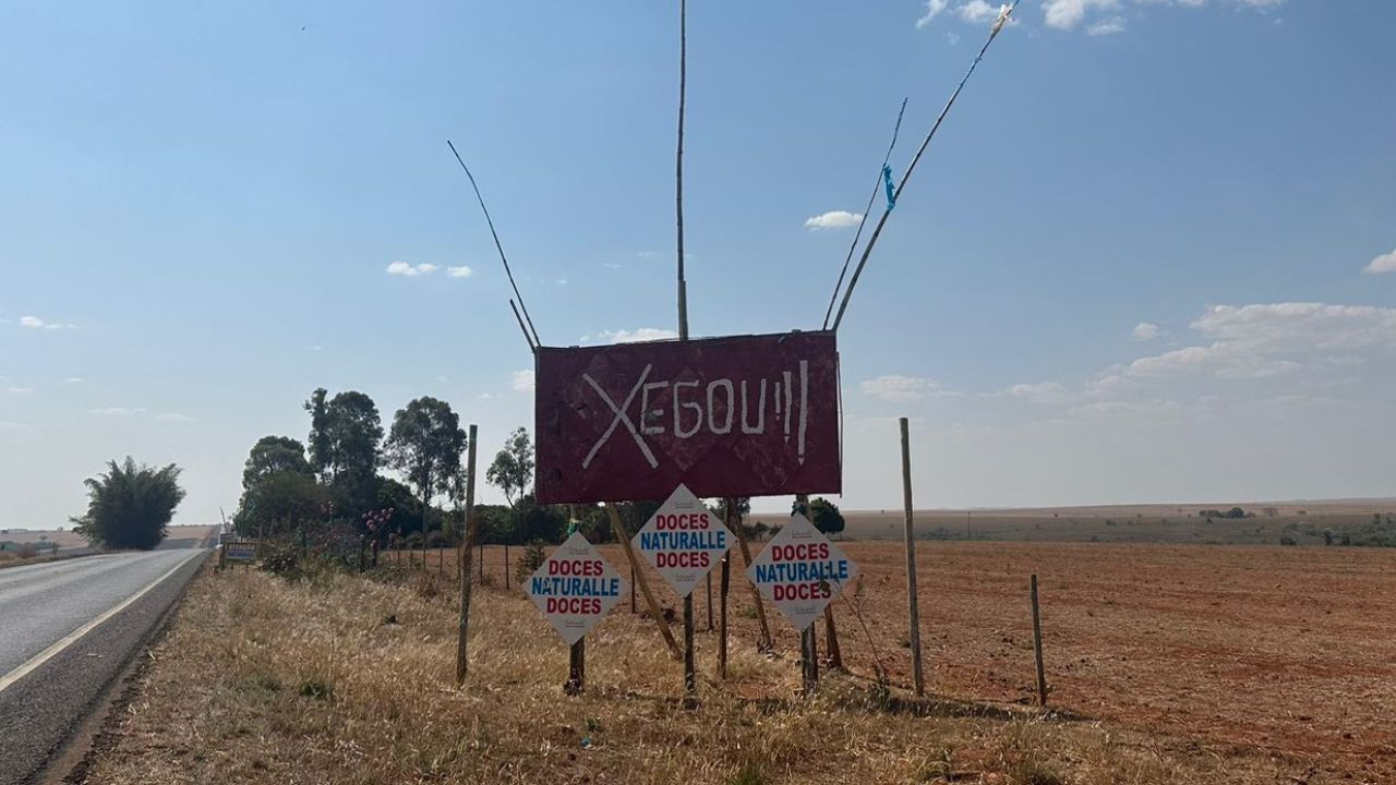 The sign attracts the attention of drivers leaving Caldas Novas.