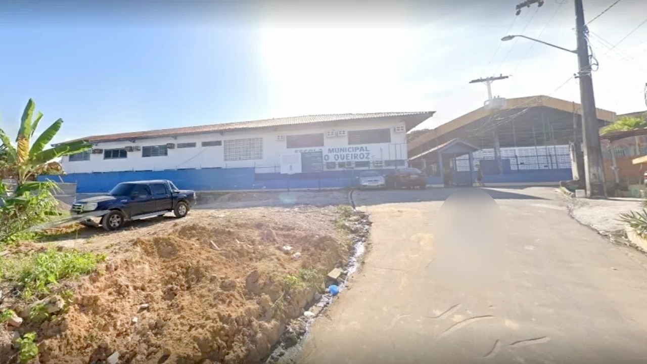 Garoto de 10 anos morreu após ser espancado na porta de escola, em Manaus (AM). (Foto: Reprodução/Google Street View) 