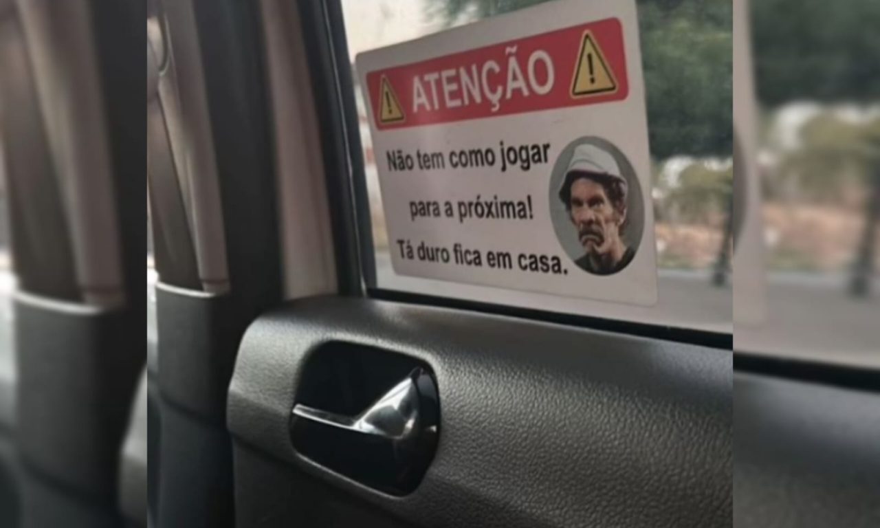 Placa em carro de motorista de aplicativo chama a atenção de passageiros