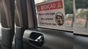 Placa em carro de motorista de aplicativo chama a atenção de passageiros