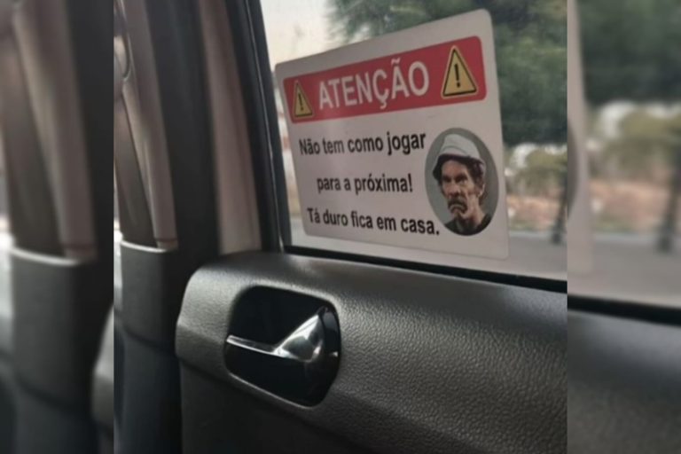 Placa em carro de motorista de aplicativo chama a atenção de passageiros