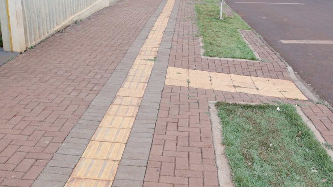 Calçada em Goiânia com piso retrátil. (Foto: Rota Jurídica)