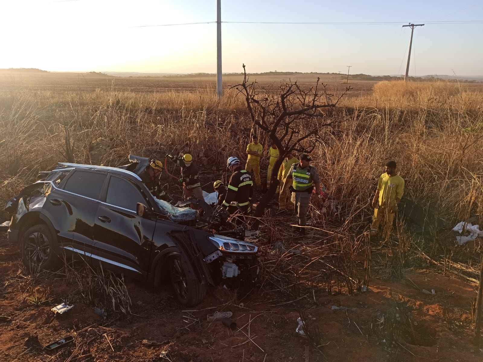 Criança e homem morre durante acidente. (Foto: Corpo de Bombeiros)