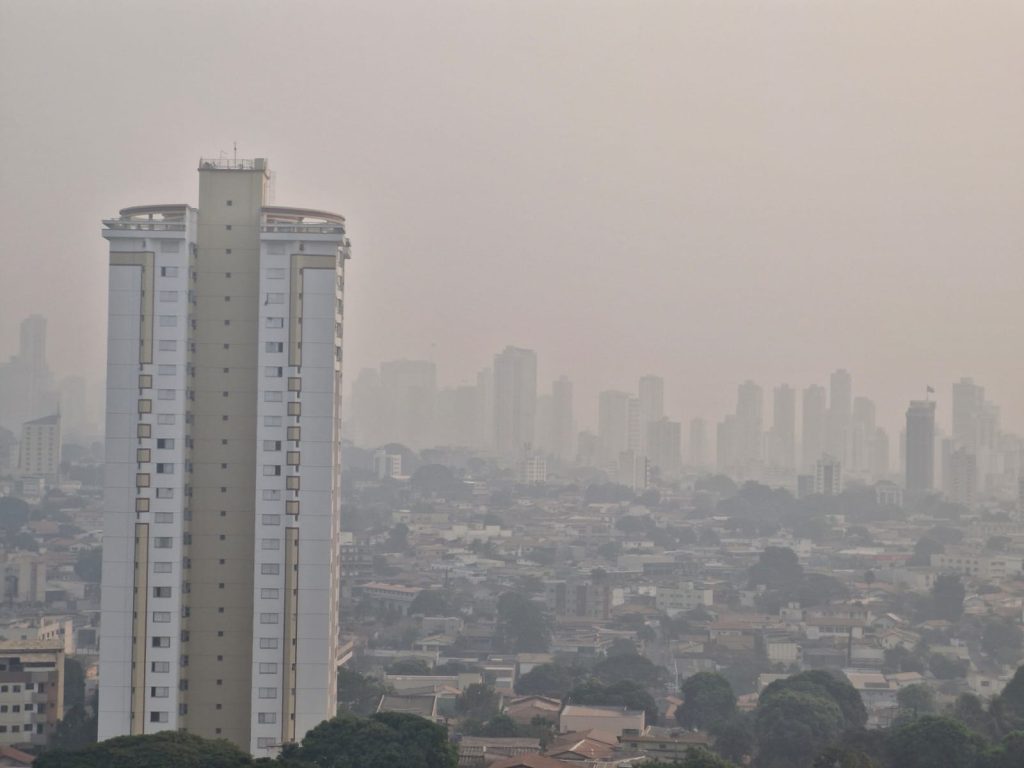 Semad aponta até quando devem durar fumaça e neblina em Goiás