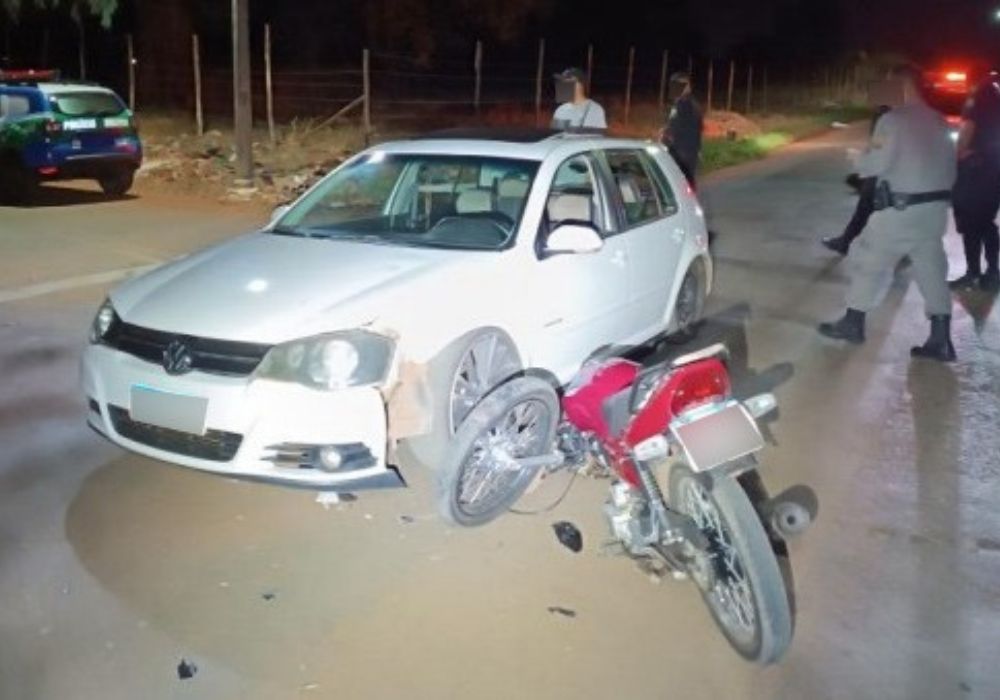 Motociclista se choca contra carro dirigido por menor de idade, em Anápolis. (Foto: Reprodução) 