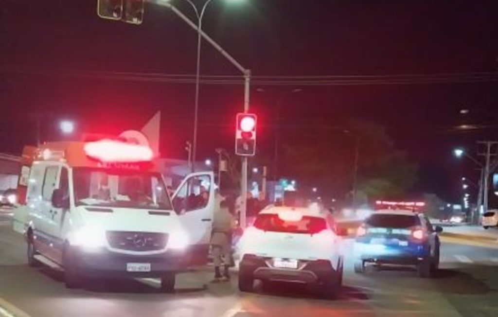 Jovem motociclista fica em estado grave após colidir contra carro na Avenida Brasil