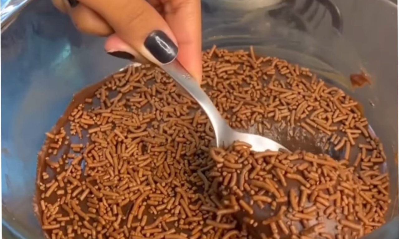 Aprenda a fazer brigadeiro no micro-ondas; fica igual o feito no fogão