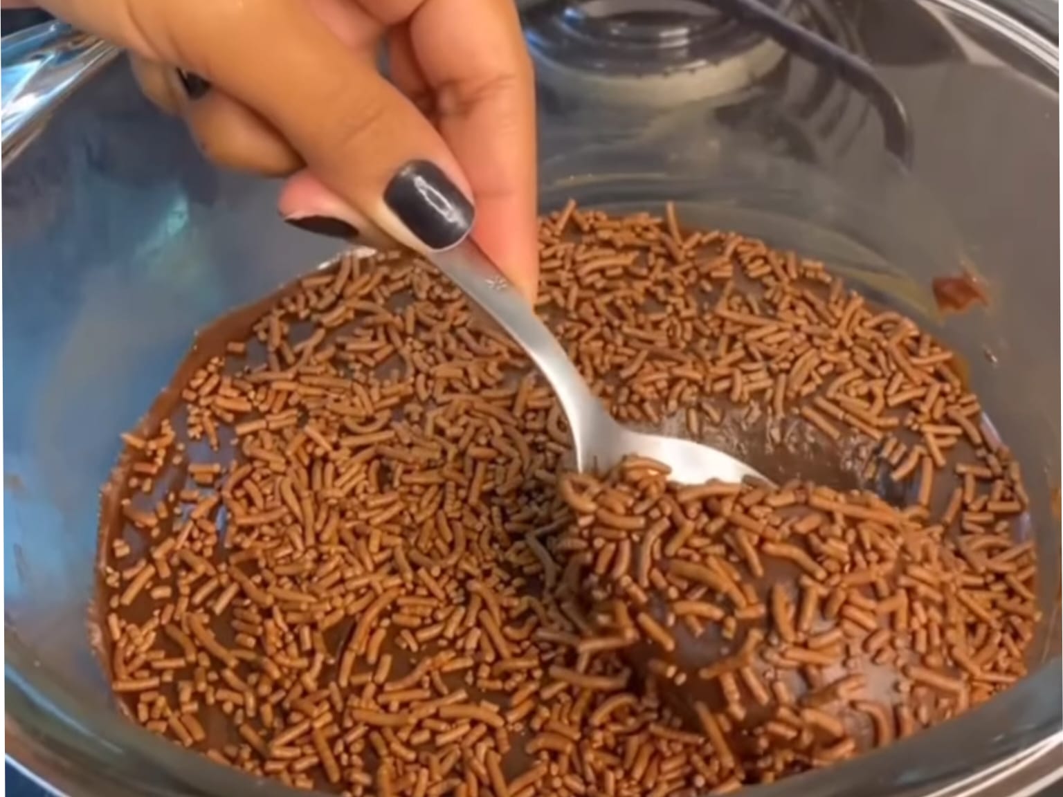 Aprenda a fazer brigadeiro no micro-ondas; fica igual o feito no fogão