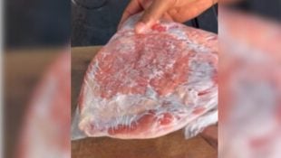 Esqueceu de tirar a carne do congelador? Assim você consegue descongelar em poucos minutos