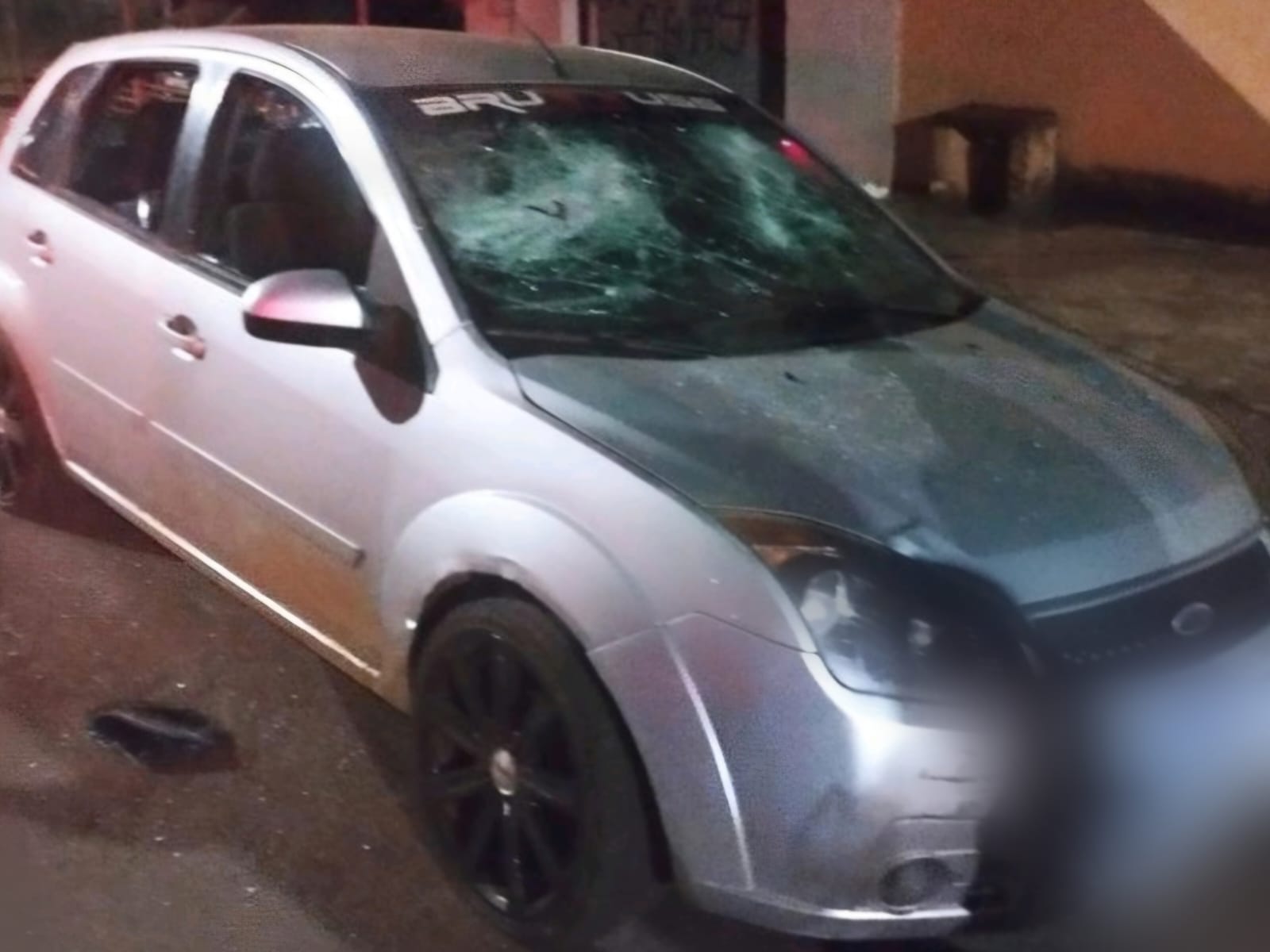 Suspeito teria destruído carro após perseguir o atual da ex. (Foto: Reprodução)