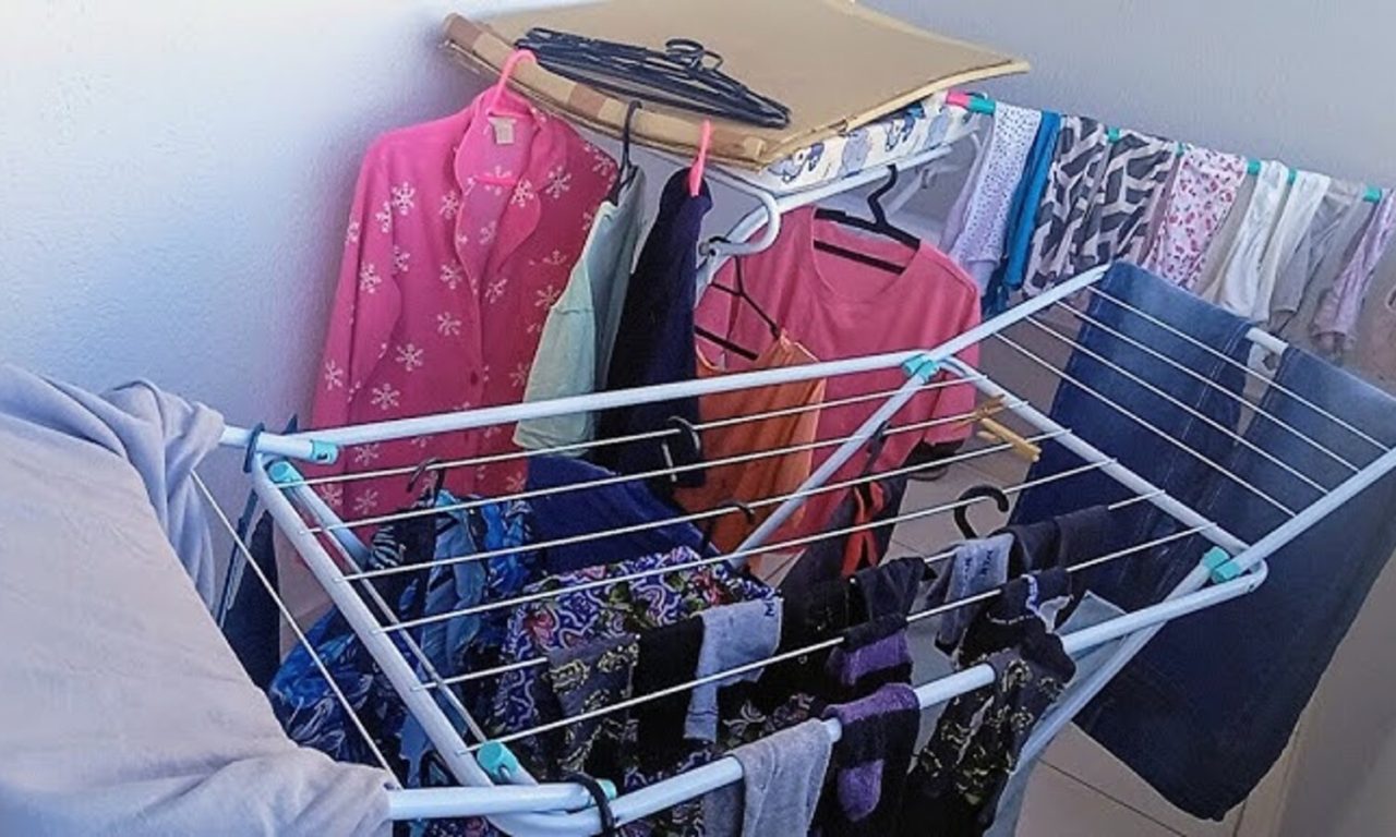 Lavou a roupa e não secou a tempo? Saiba forma simples e rápida de resolver o problema