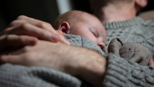 Licença-paternidade é um direito de todos homens. (Foto: Canva)