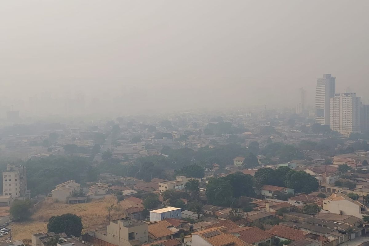 Vista panorâmica do Setor Sudoeste, em Goiânia, tomado por neblina. (Foto: Frederico Vitor)