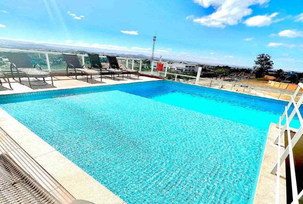 6 Airbnbs com piscina para fugir do calorão gastando pouco na Grande Goiânia