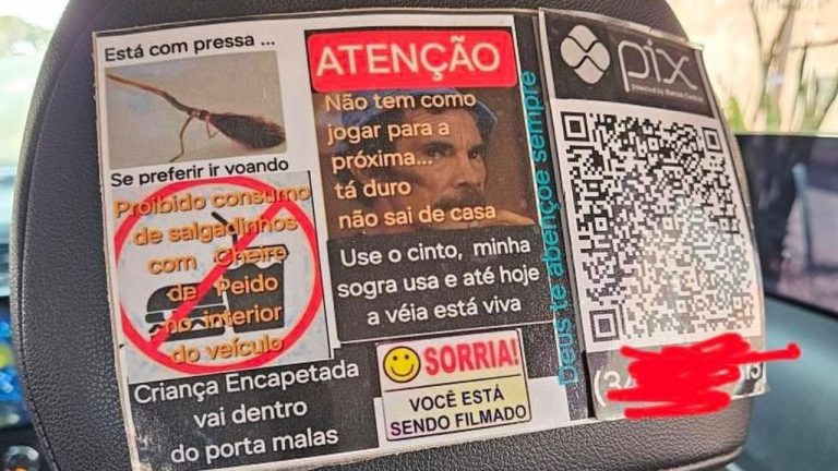 Motorista de aplicativo chama atenção de passageiros com placa dentro do veículo