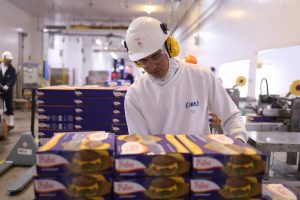 Imagem mostra colaborador da JBS. (Foto: Divulgação/JBS)