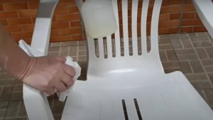 Cadeiras de plástico encardidas? Veja a técnica para recuperar o brilho