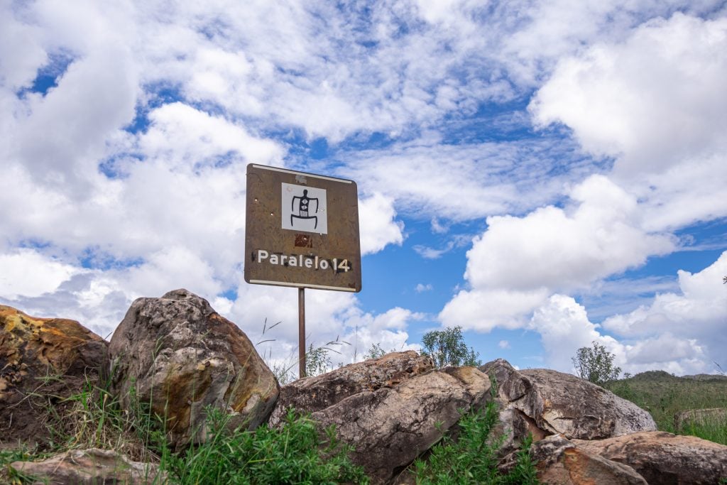 Placa indicando o Paralelo 14, na Chapada dos Veadeiros. (Foto: Reprodução)