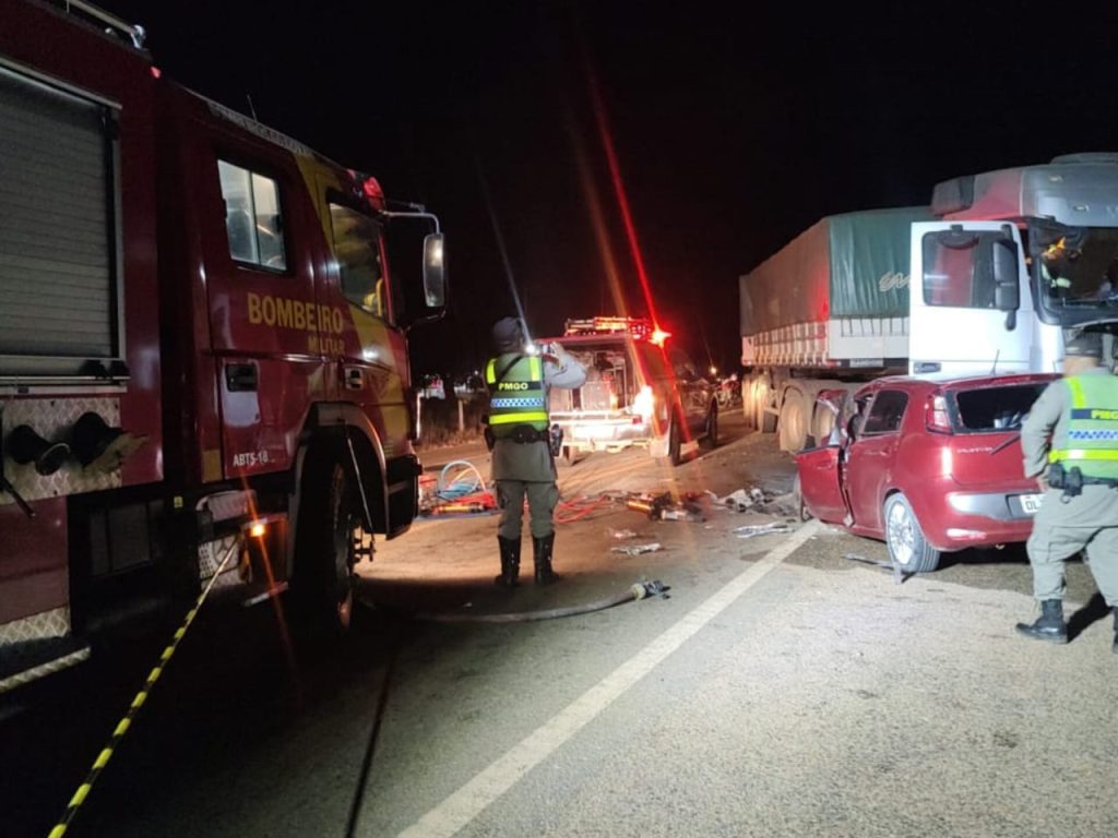 Jovem morre após acidente envolvendo caminhão bi trem e carro de passeio em Goiás