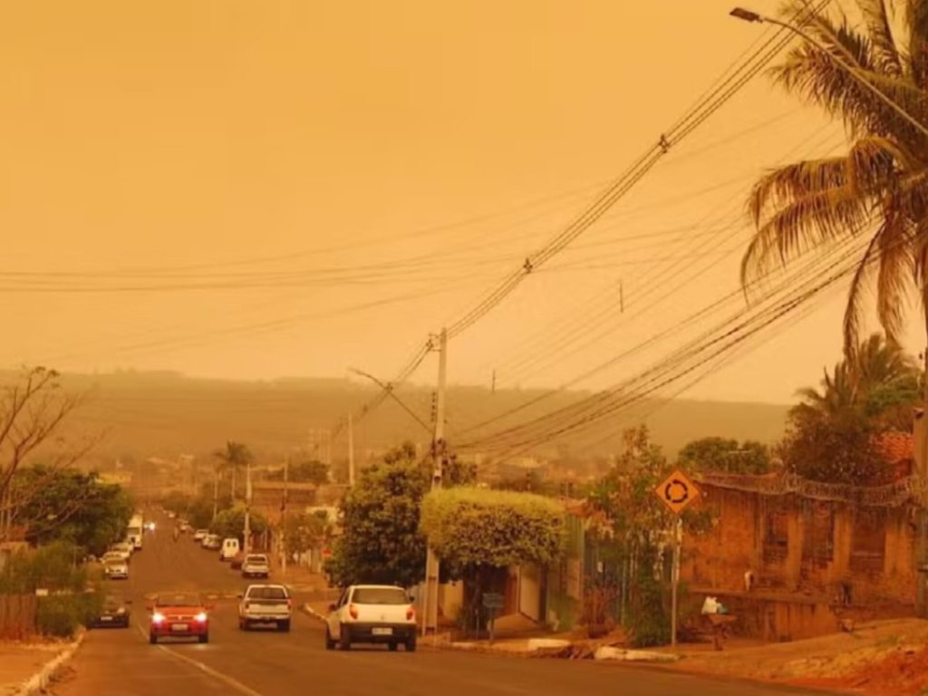 Meteorologista explica fenômeno que mudou a cor do céu de cidade em Goiás