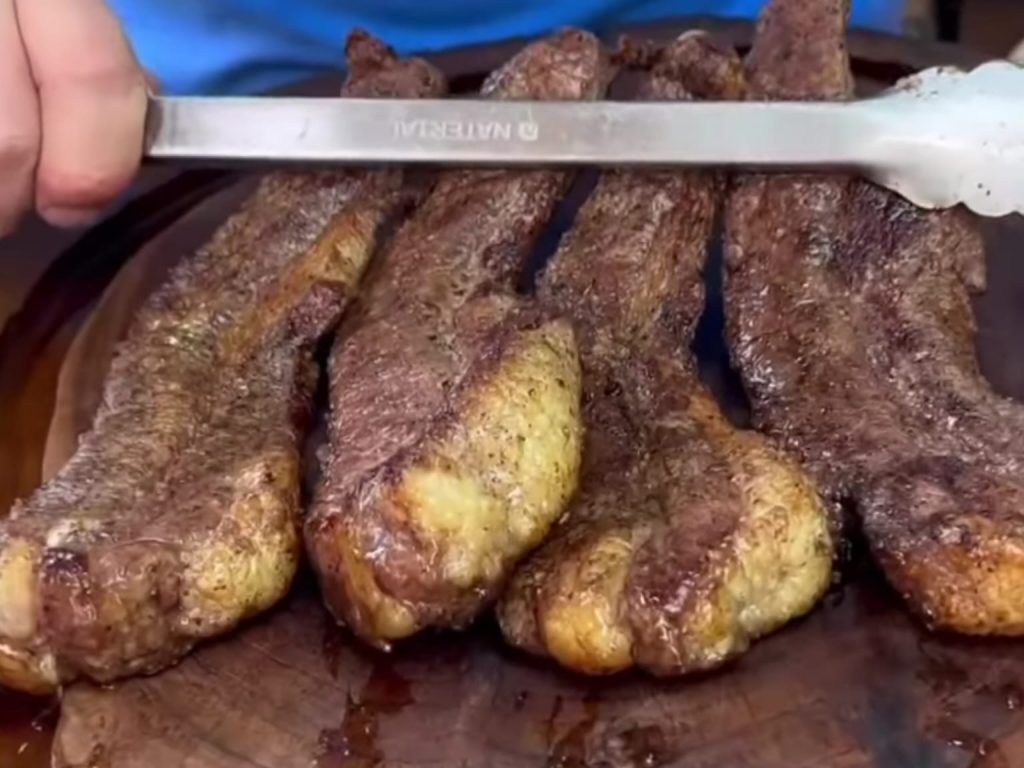 Carne barata e saborosa para o churrasco com a galera