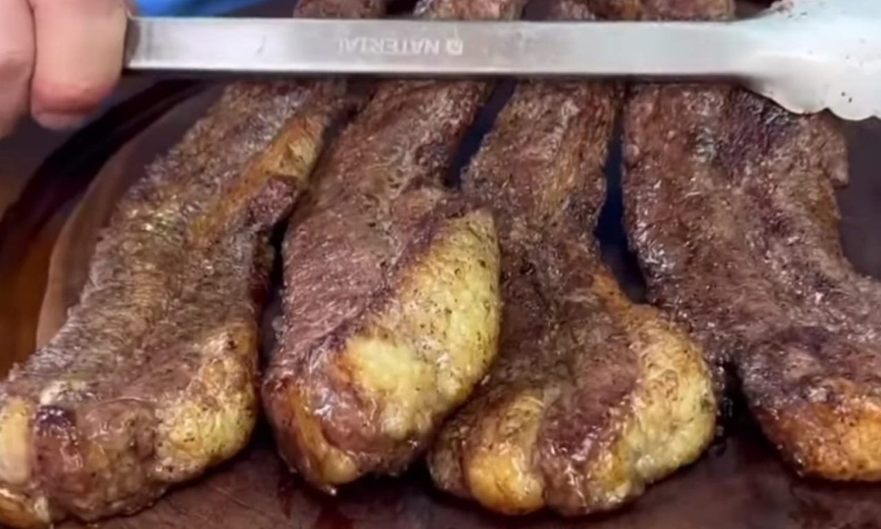 Carne barata e saborosa para o churrasco com a galera