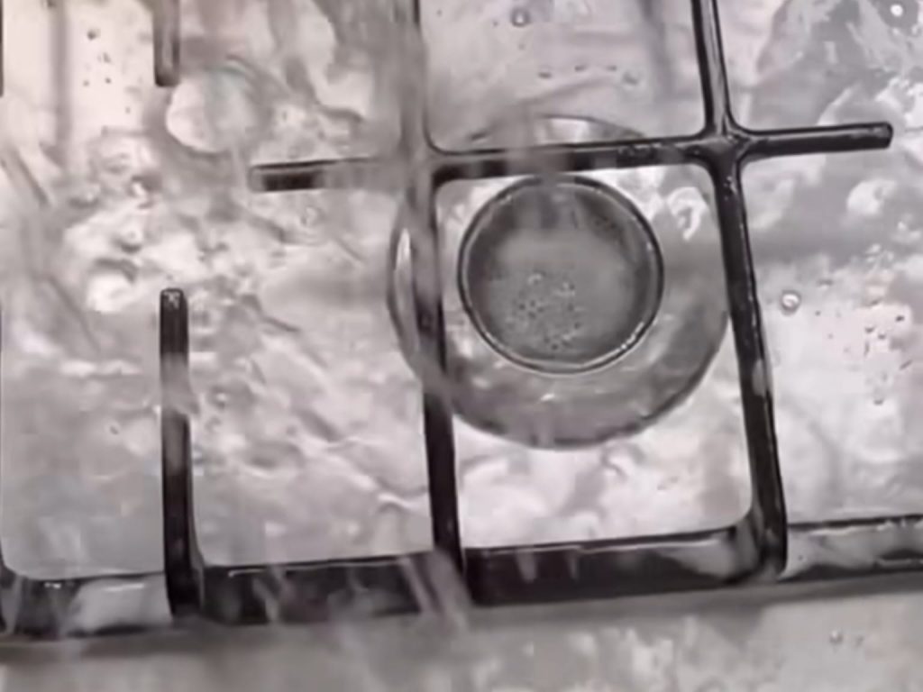 Segredo das diaristas para deixar o fogão limpinho e brilhando