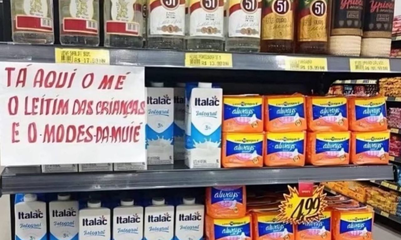 Placa colocada em mercadinho chama a atenção dos clientes: "rei do marketing"