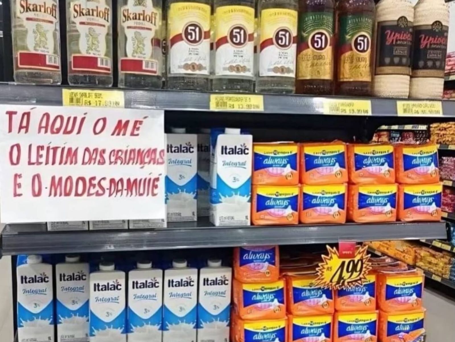 Placa colocada em mercadinho chama a atenção dos clientes: "rei do marketing"