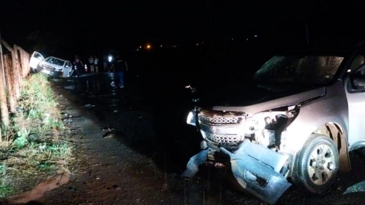 Caminhonete teria perdido o controle batido contra o Chevrolet Ônix. (Foto: Reprodução)