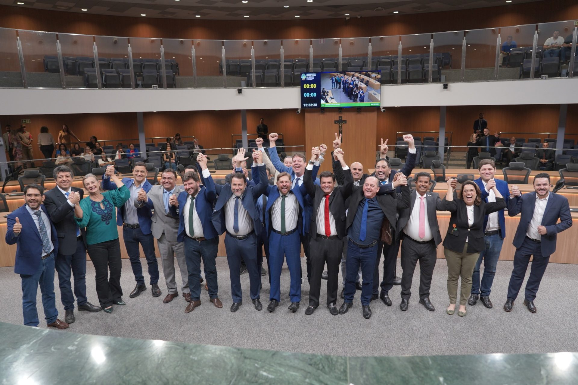 Deputados celebrando a reeleição de Bruno Peixoto. (Foto: Sérgio Rocha/Alego)