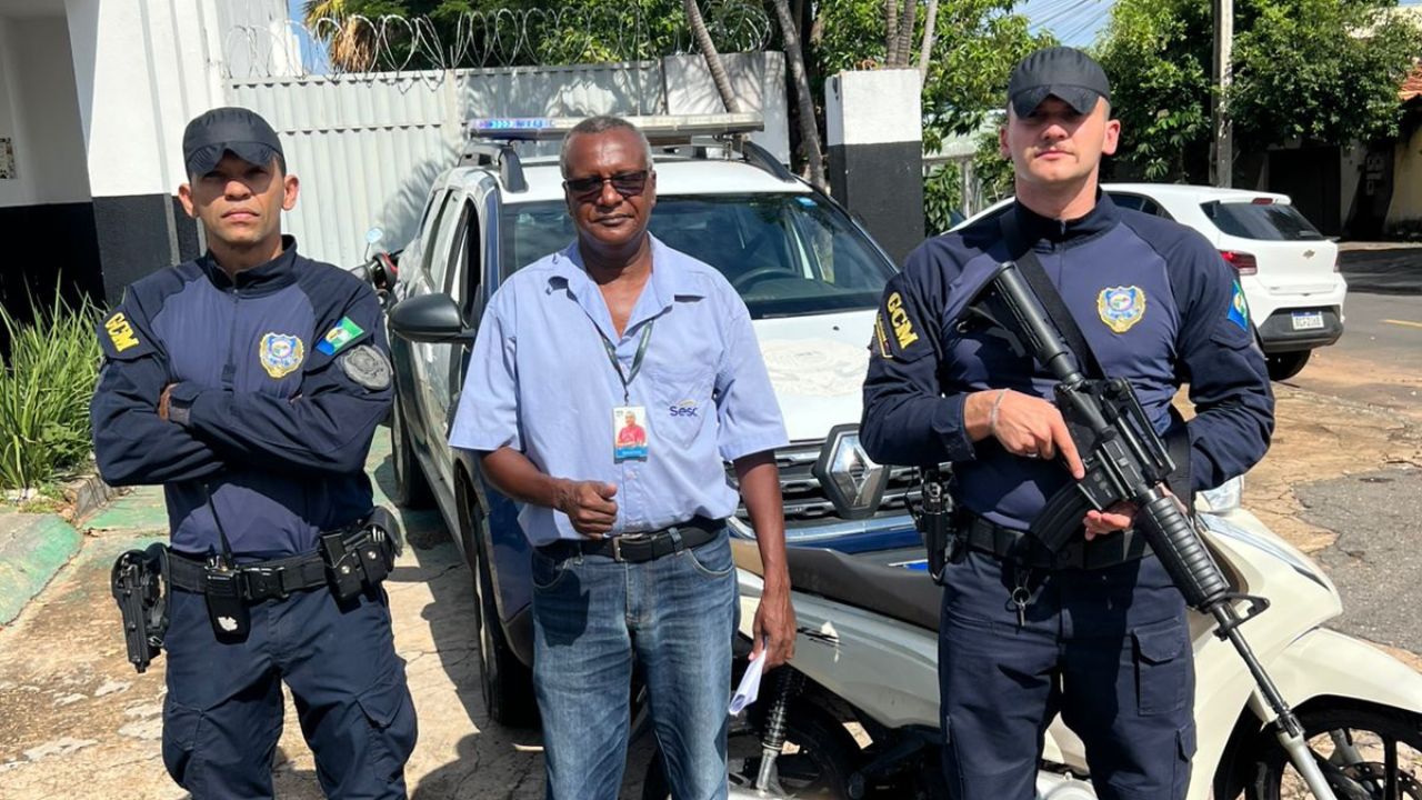 Geraldo Arruda da Silva ao lado de policiais, em Senador Canedo. (Foto: Reprodução)