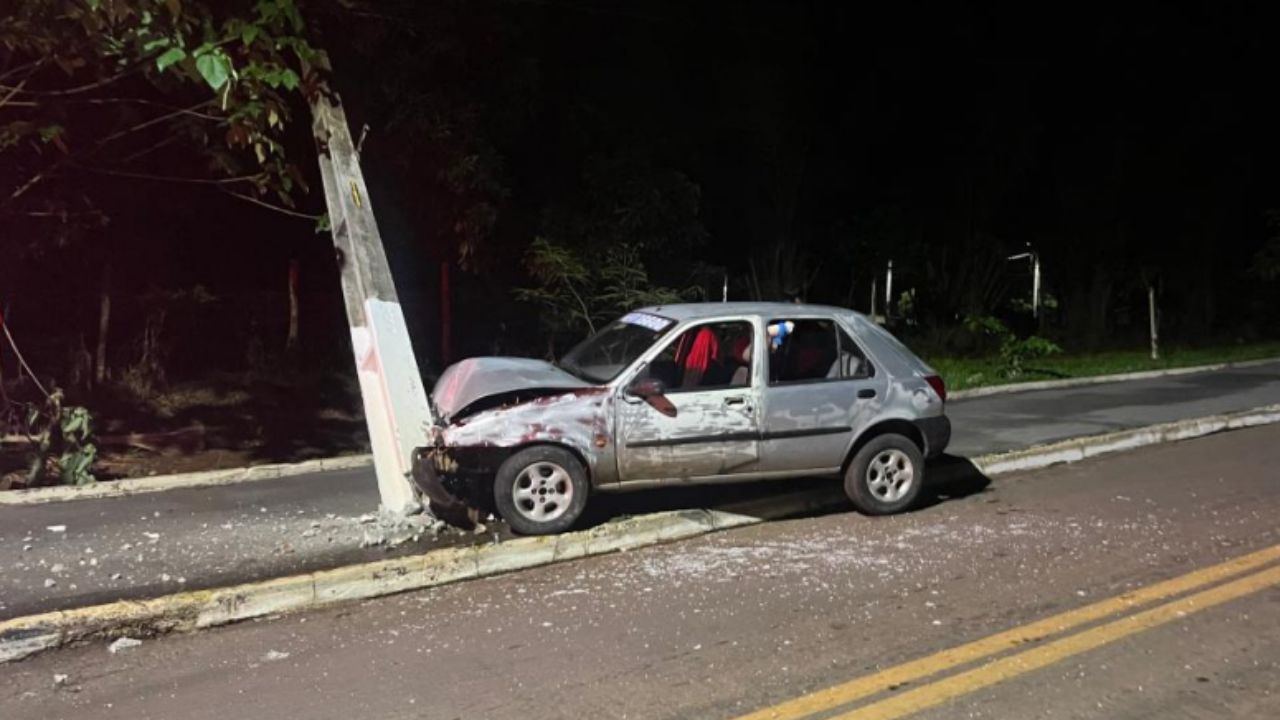 Carro bate em poste e motorista morre, em trindade. (Foto: Reprodução) 