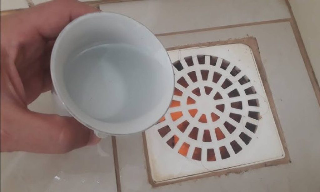 Basta colocar vinagre para limpas os ralos