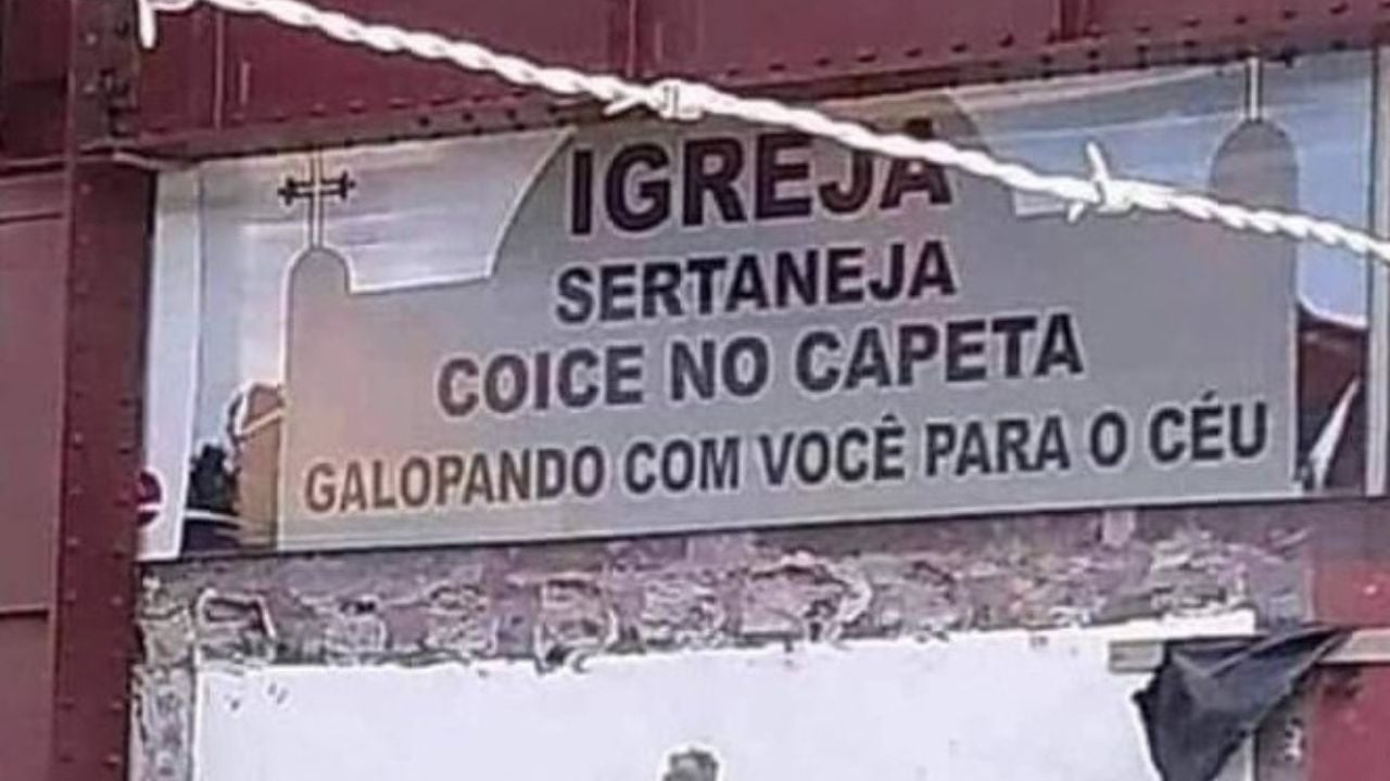 Placa de igreja chama atenção. (Foto: Reprodução)